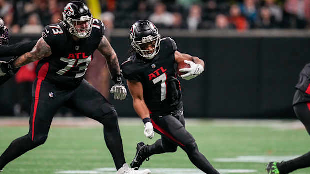 Atlanta Falcons running back Bijan Robinson (7) runs against the Tampa Bay Buccaneers during the second half at Mercedes-Benz Stadium. Tyler Vrabel.